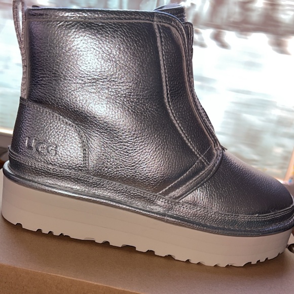 UGG - Picture 1 of 2